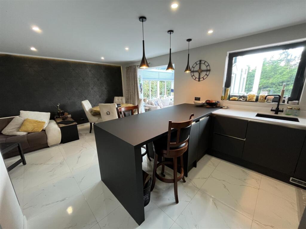 27b Tan Yr Allt Avenue, Mochdre photo 4