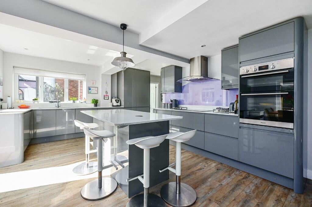 Little Vigo, Yateley, Hampshire, GU46 photo 3