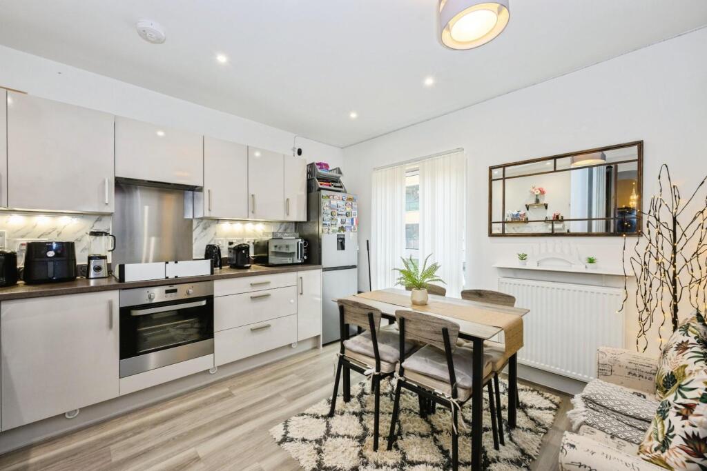 Apartment in Sutton - View 3