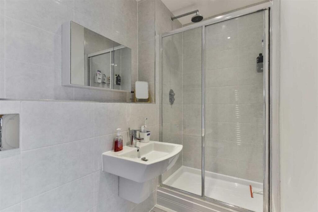 House in Kingston upon Thames - More