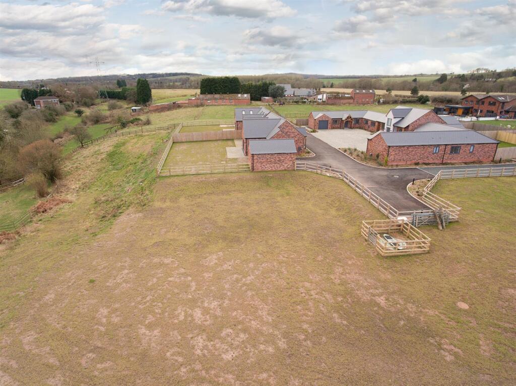 The Stableyard, Mile Flat Farm, Greensforge, Wall Heath, DY6 0AU photo 4