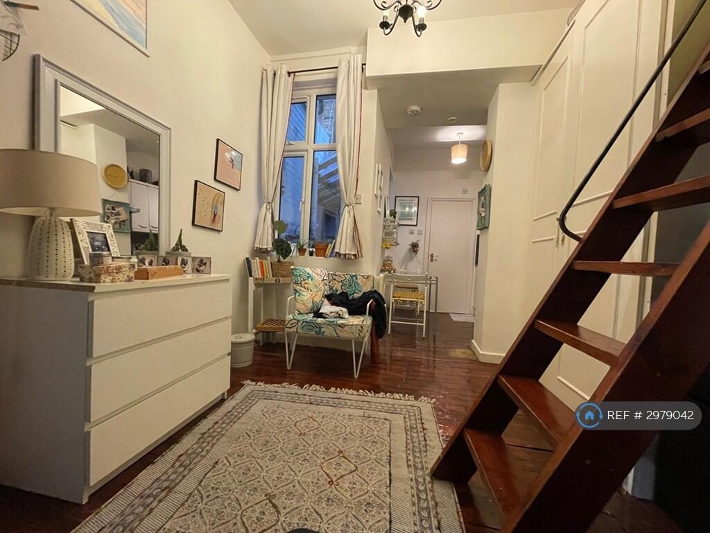 Apartment in London, Chalk Farm - View 4