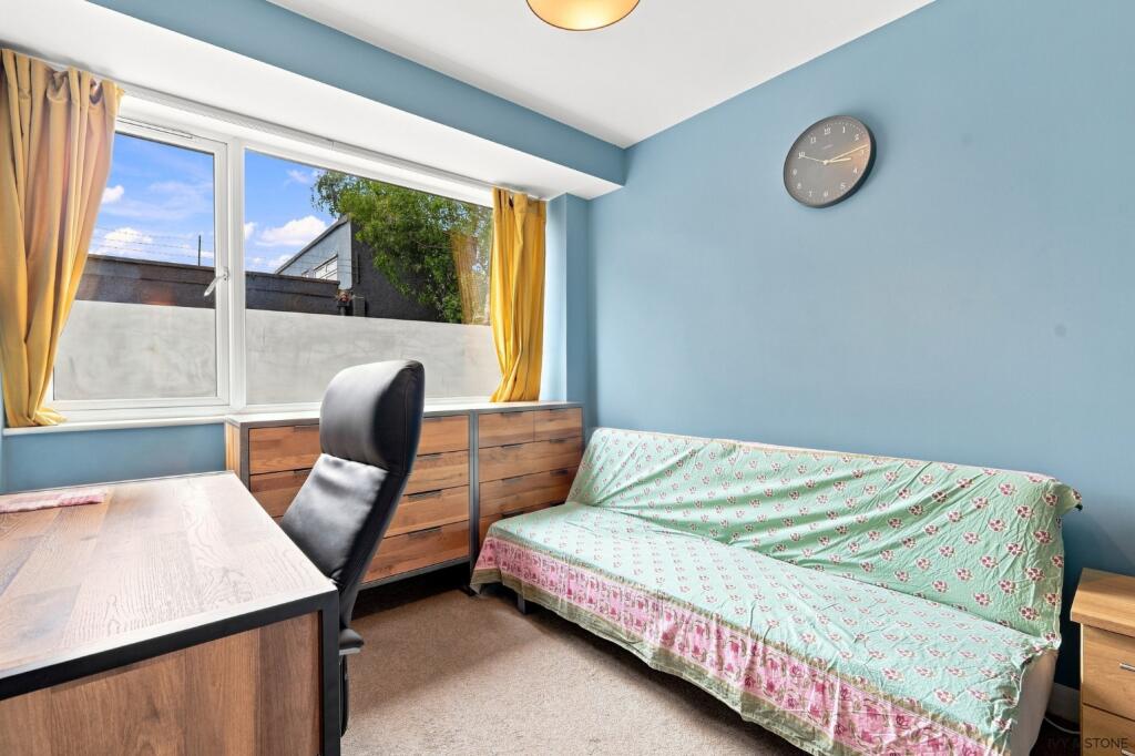 Apartment in London, Rush Green - View 4