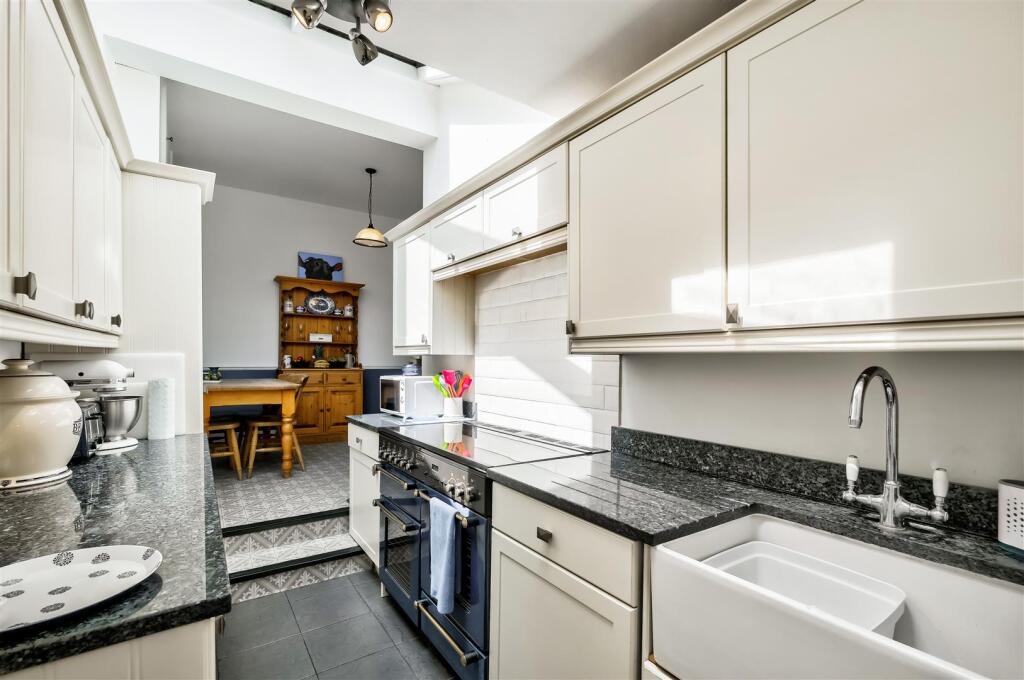 House in London, Aldersbrook, Redbridge - More