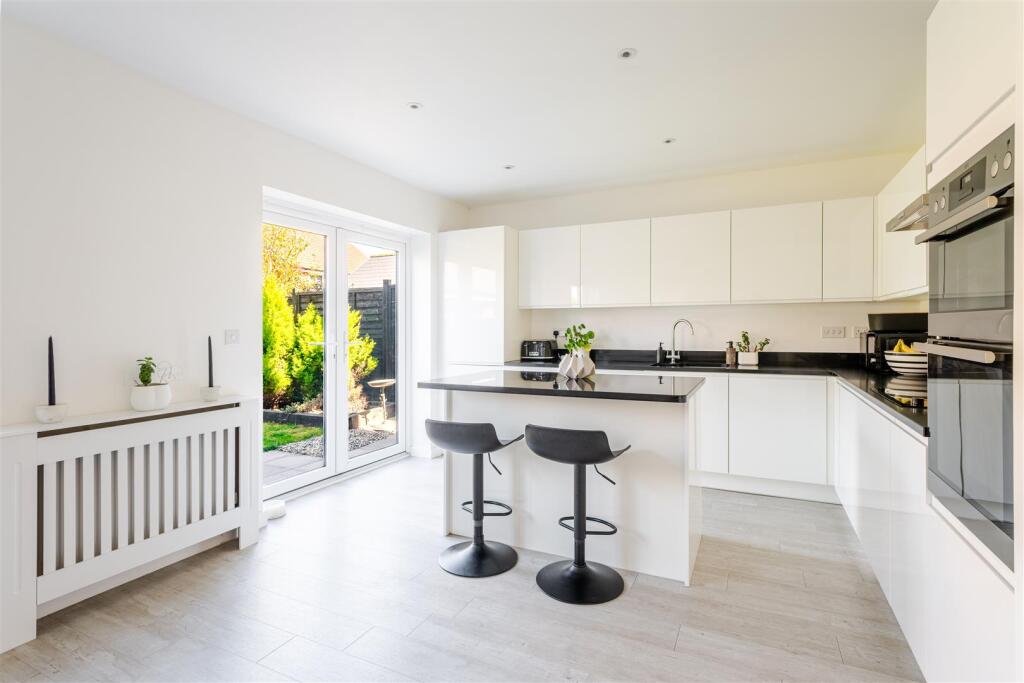 Four bedroom detached house on the popular Chestnut Park in Yatton photo 4