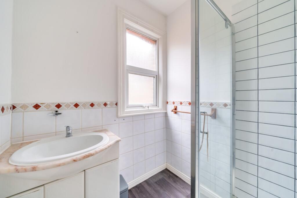 Apartment in London, Bowes Park, Palmers Green - More