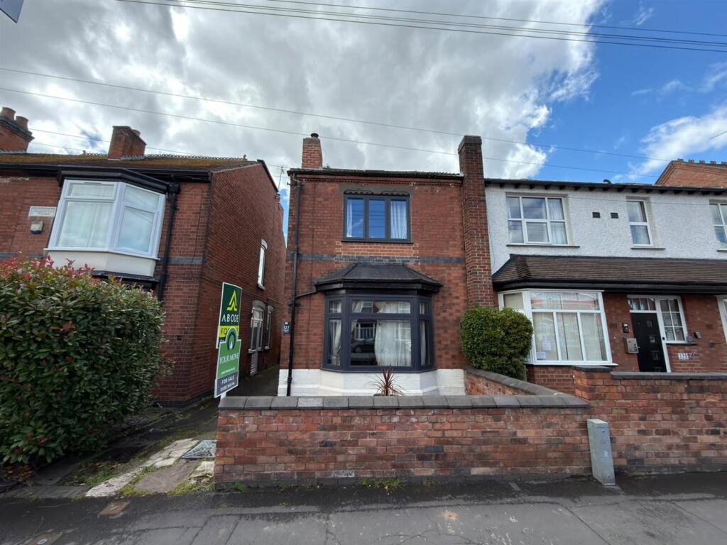 4-bed semi-detached on Belvedere Road, Burton-on-Trent, £230,000