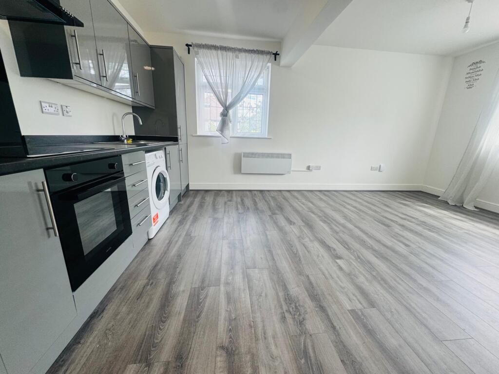 Main image of property: Glenlee House, 2 Crossway, IG8