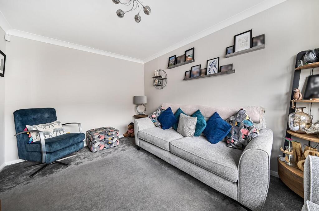 Sandringham Close, Knightwood Park, Chandler's Ford photo 4