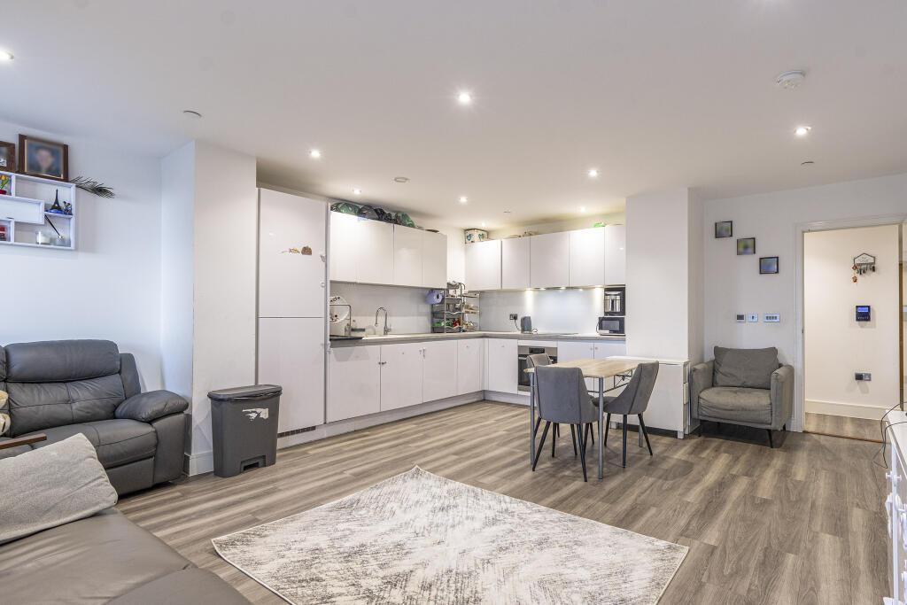 Apartment in Southall - View 3