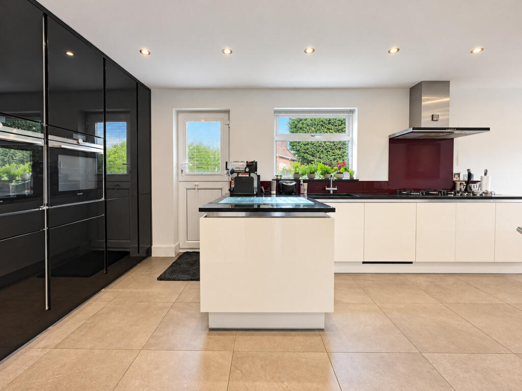 House in Rochford, Hawkwell - More
