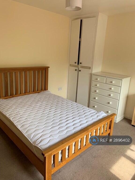 5 bedroom semi-detached house for rent