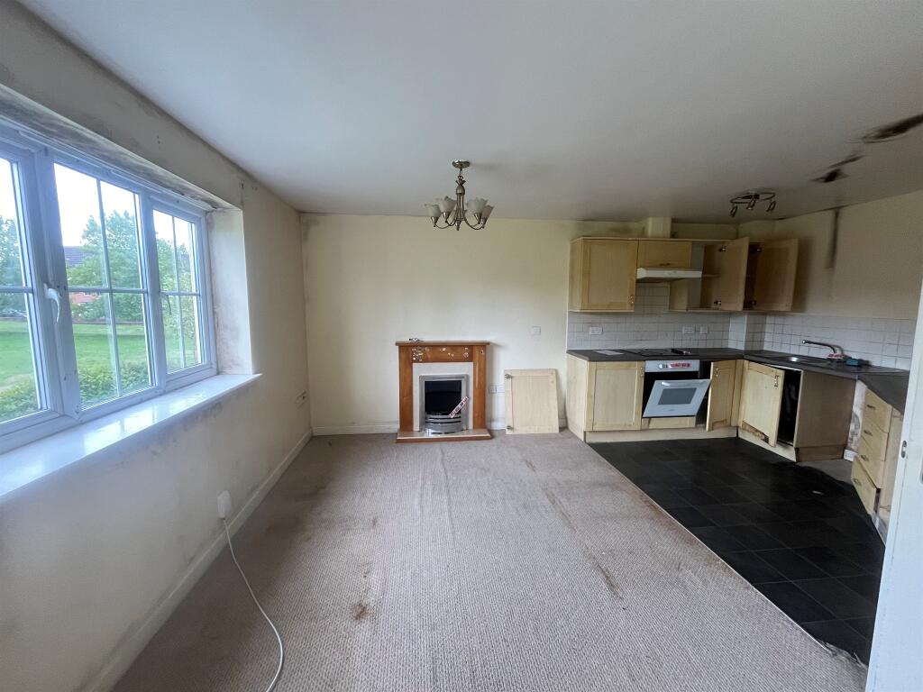 Apartment in Wolverhampton, Low Hill - View 3