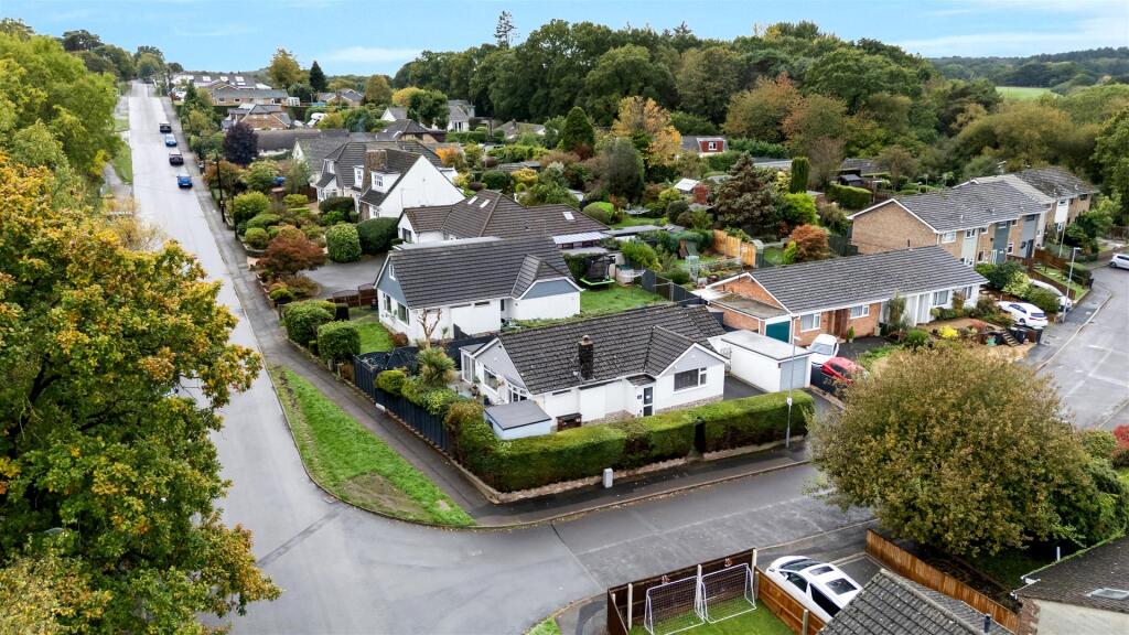 3-bed detached on Hillside Road, Corfe Mullen, Wimborne, £475,000