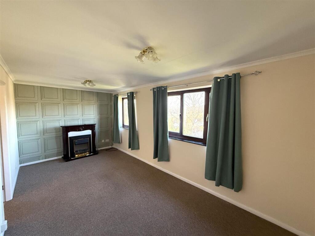 Apartment in Sheffield, Wadsley Bridge, Fox Hill - View 3