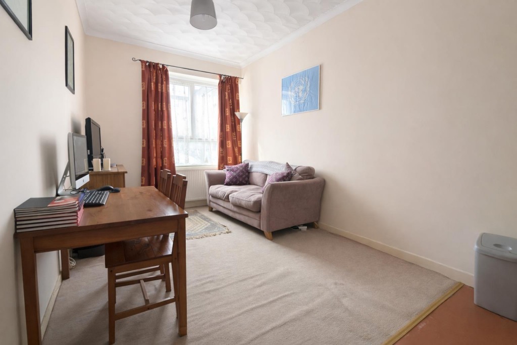 Apartment in Aberdare, Gadlys - View 4