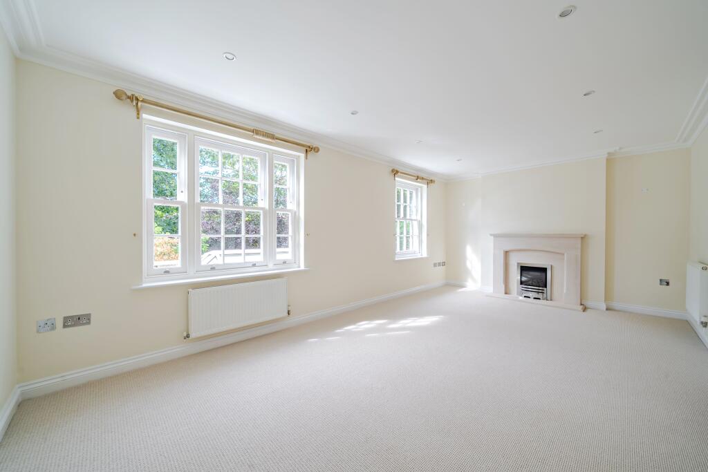 Lincoln Grove, Weybridge, KT13 photo 4