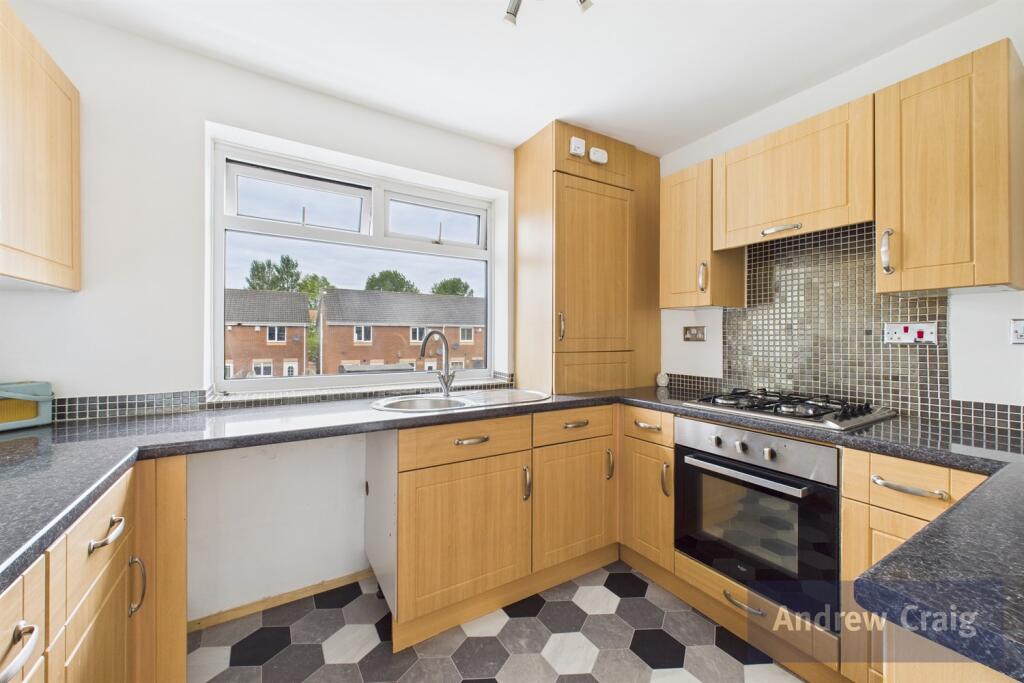 129, Haggerston Crescent photo 3