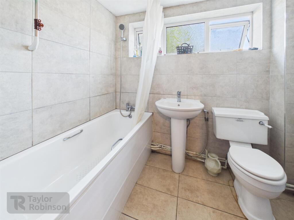 Apartment in Crawley, Worth - More