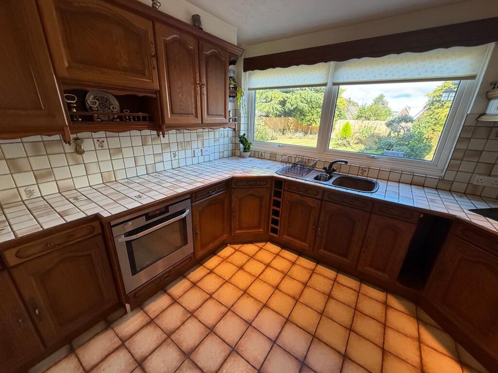 Moorhead Crescent, Moorhead , Shipley, BD18 photo 4