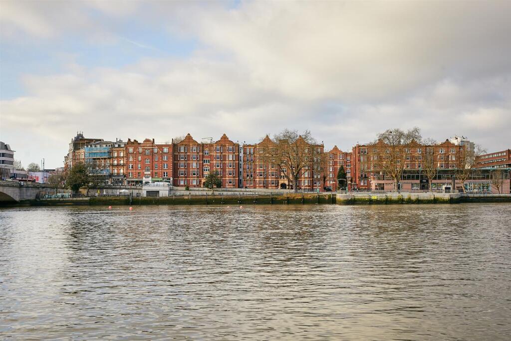 3-bed flat on Lower Richmond Road, Putney, SW15, £850,000