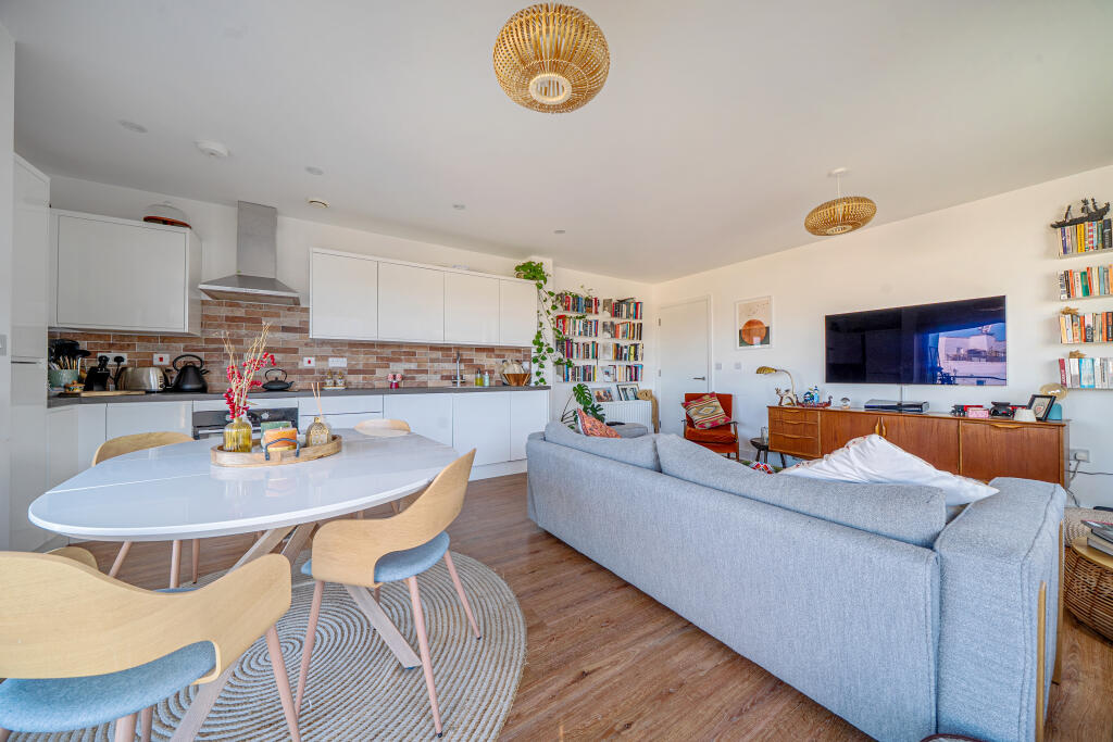 Apartment in Cambridge, Cambridgeshire - View 5