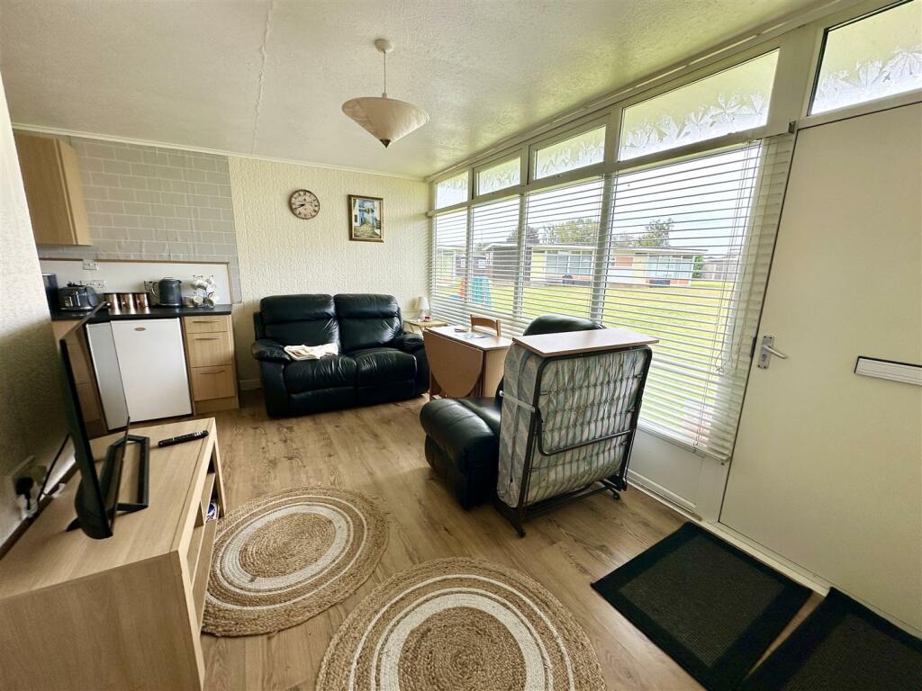 Broadside Chalet Park, Stalham NR12 photo 3