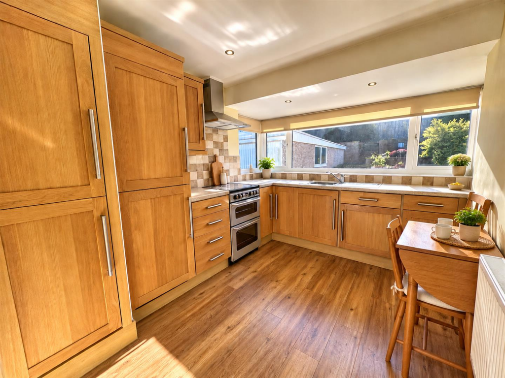 Lynwood Court, Keighley, BD22 6NF photo 3