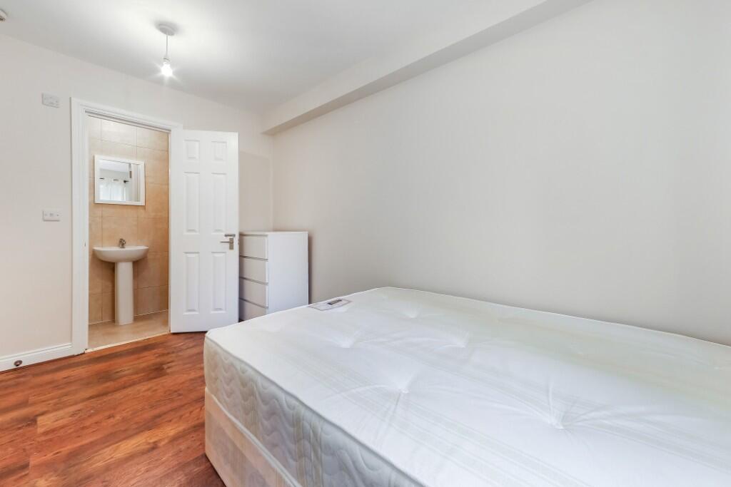 6 bedroom semi-detached house for rent
