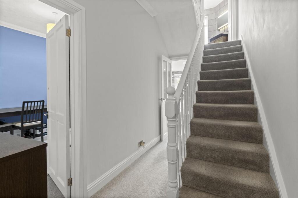 House in Eastbourne, Seaside, Roselands - View 3