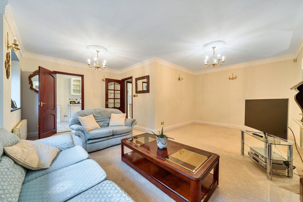 House in Hertsmere, Hertfordshire - View 2