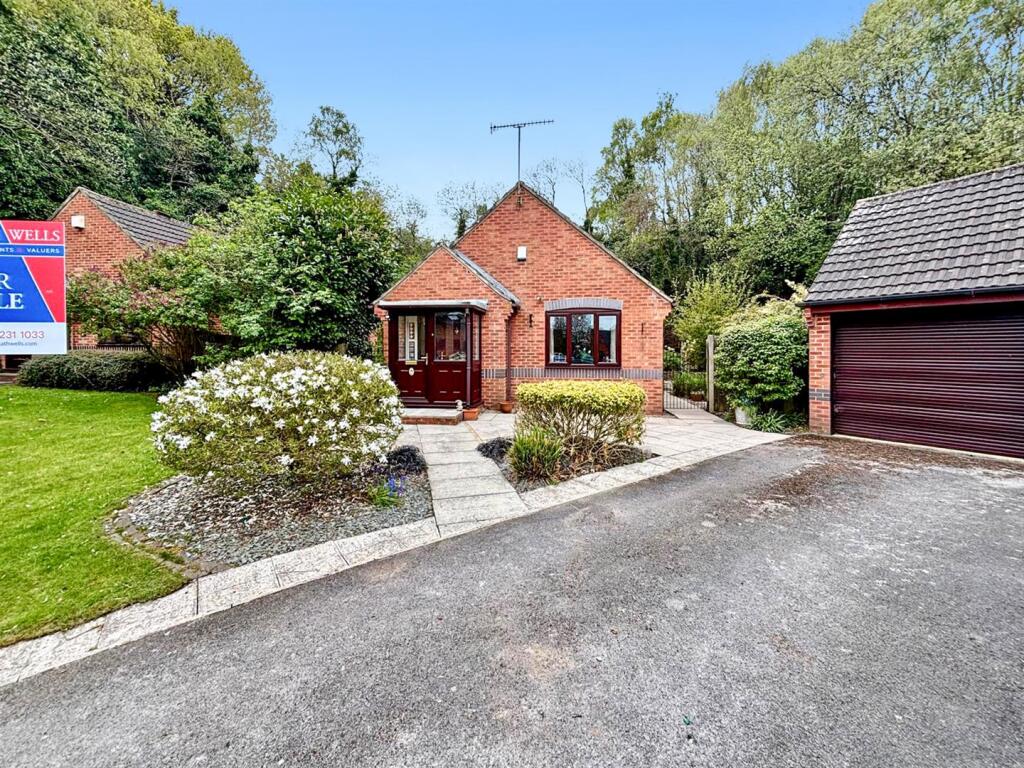 3-bed detached on Wood Grove, Leeds, £299,995