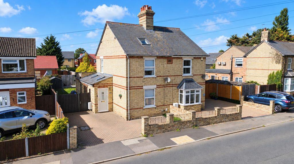 3-bed semi-detached on Hitchin Road, Upper Caldecote, SG18 , £425,000