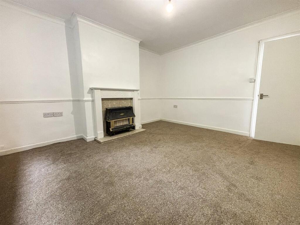 West Royd Drive, Shipley, BD18 1HN photo 4