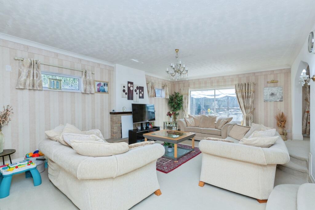 House in Leicester, Thurnby Lodge - More