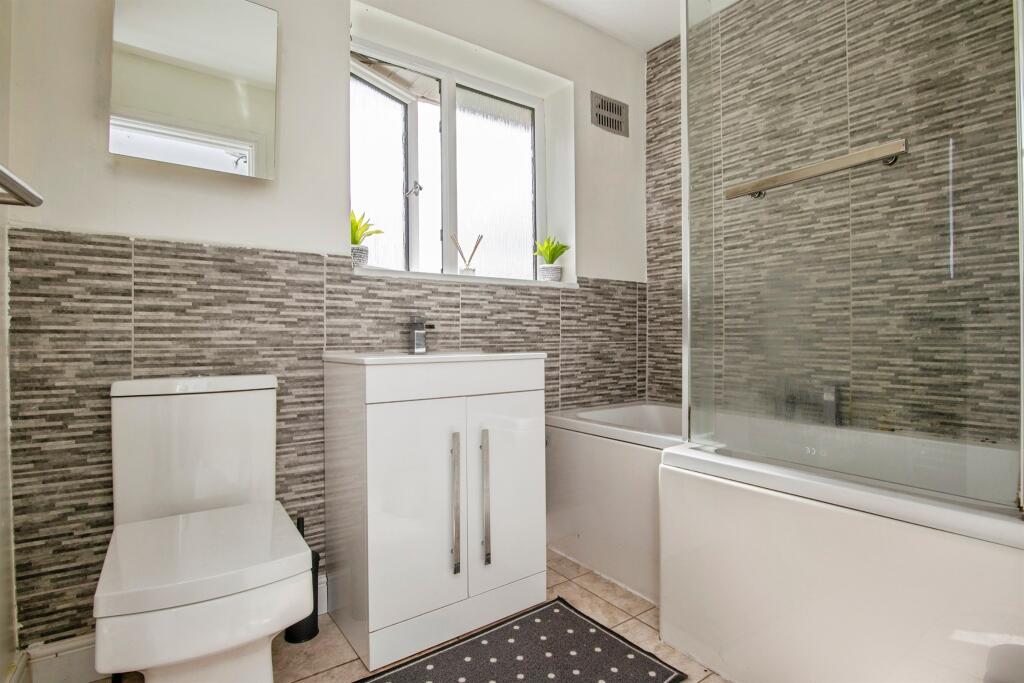 Essex Close, WORCESTER - Plus