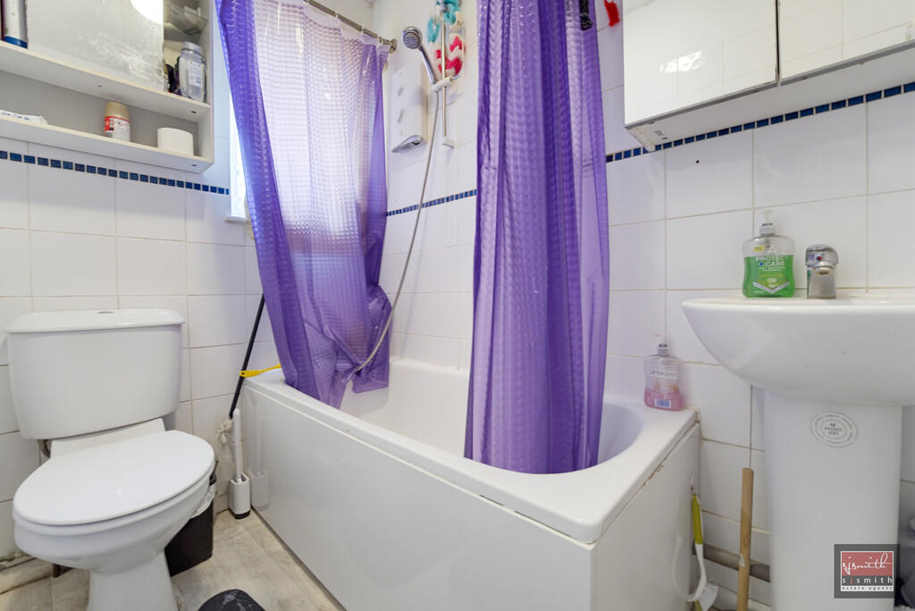 Apartment in Sunbury-on-Thames, Surrey - More