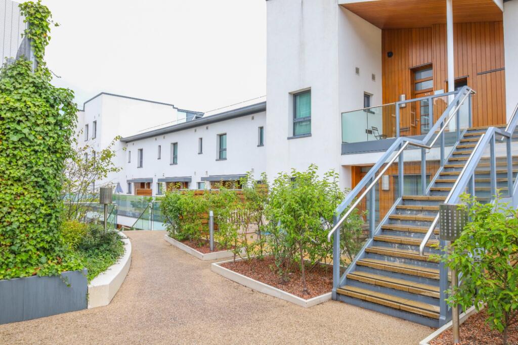 Main image of property: Flat 3/6, 7 Bath Street, Glasgow, G2 1HY