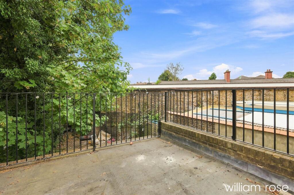 Apartment in London, South Woodford - View 4