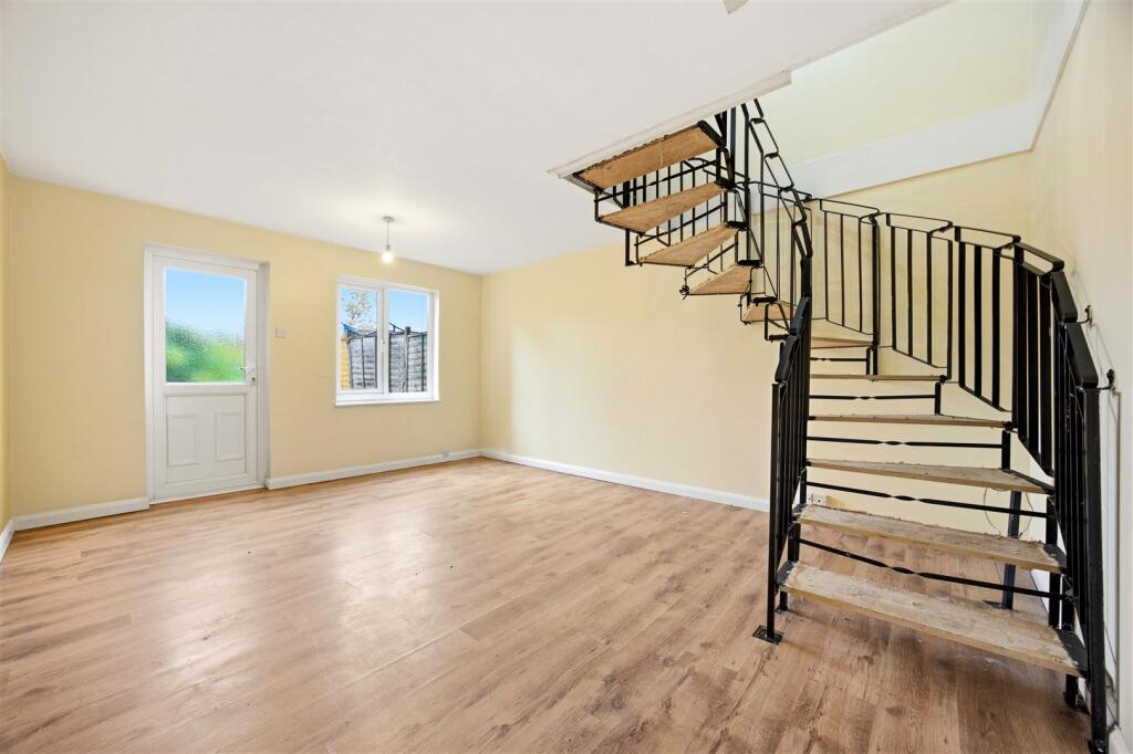 Hindhead Close, Hillingdon, UB8 photo 4
