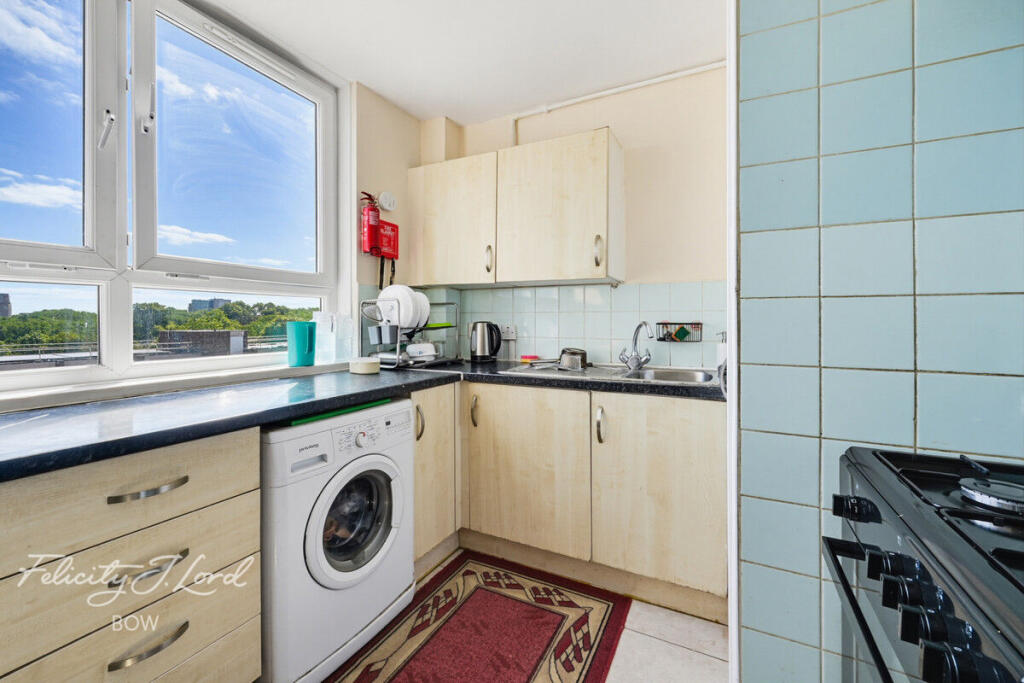 2-bed flat on Hamlets Way, London, £300,000