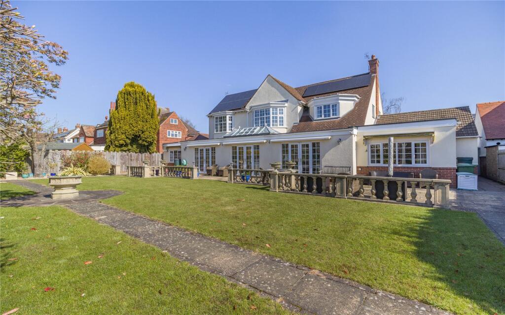 Main image of property: Lee Road, Lincoln, Lincolnshire, LN2