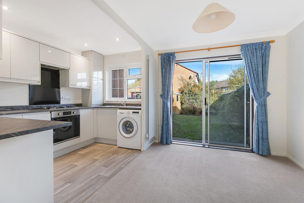 Stirling Close, Maidenbower, Crawley, West Sussex, RH10 photo 3
