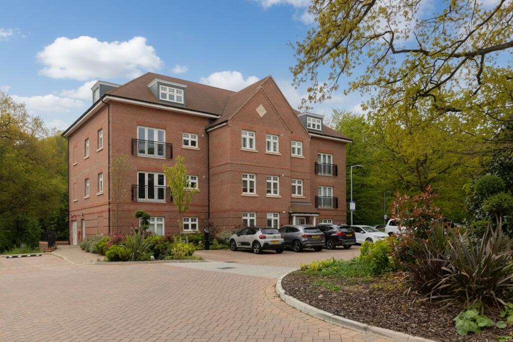 1-bed flat on Kestrel Close, Shenfield, CM15, £340,000