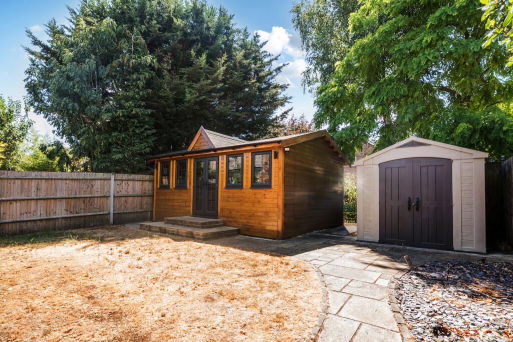 Sandalwood Avenue, Chertsey, KT16 photo 4