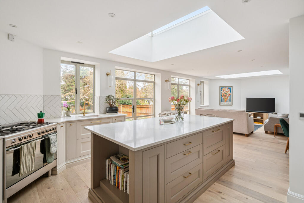 Hillcrest Gardens, Esher, KT10 image 3
