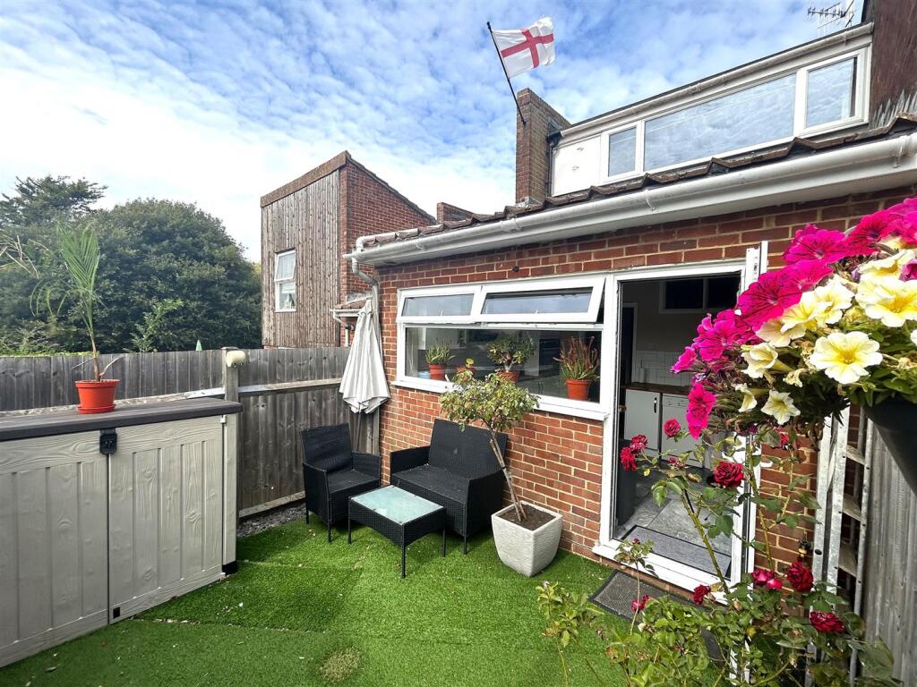 St. Leonards Close, Newhaven photo 4
