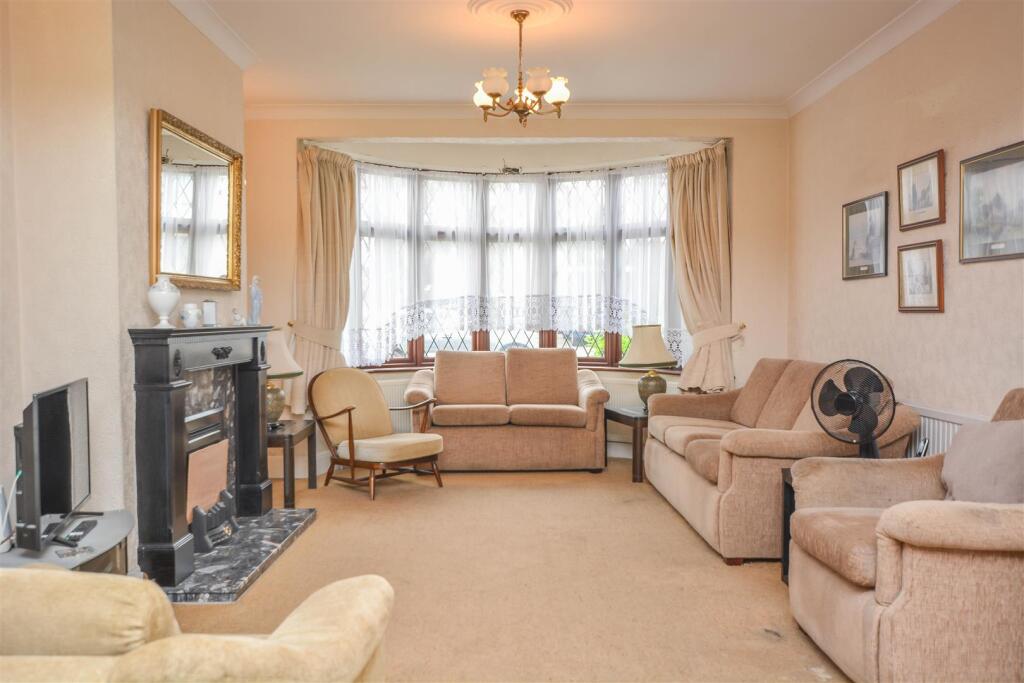 Hogarth Avenue, Brentwood photo 4