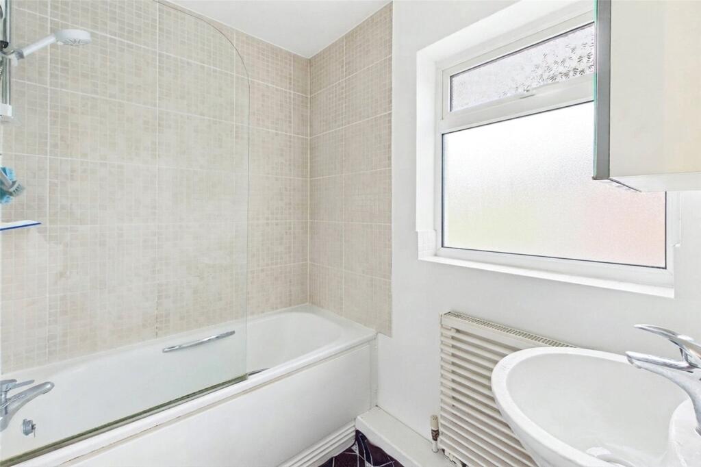 Apartment in Surrey Heath, Camberley - More