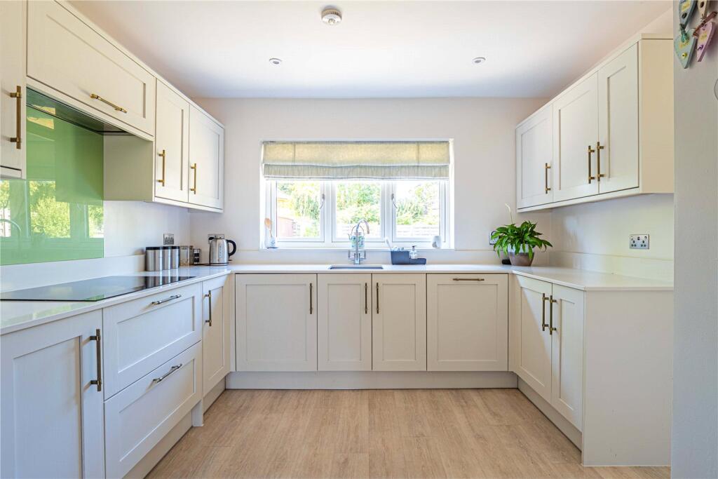 Bartel Close, Leverstock Green, Hemel Hempstead, Hertfordshire, HP3 photo 4